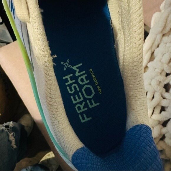 New Balance Women’s Fresh Foam More V4 in White/Cobalt Size 7.5 - Picture 9 of 13